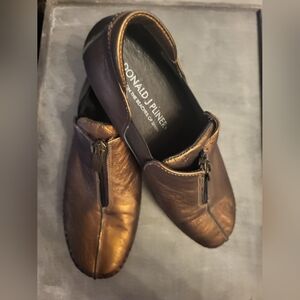 Women's gold comfy flats.